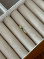 انگشتر پیچی مستطیل سبز و دو سنگ سفید
