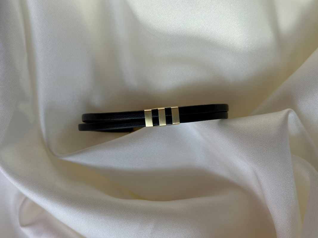 دستبند سه خط موازی با چرم مشکی
