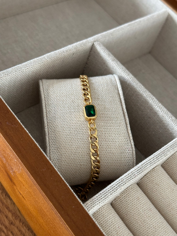 دستبند کارتیه با تک سنگ قابدار سبز