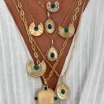 گردنبند طلا مدل ماهین بزرگ با عقیق سبز و باگت سفید - Image 2